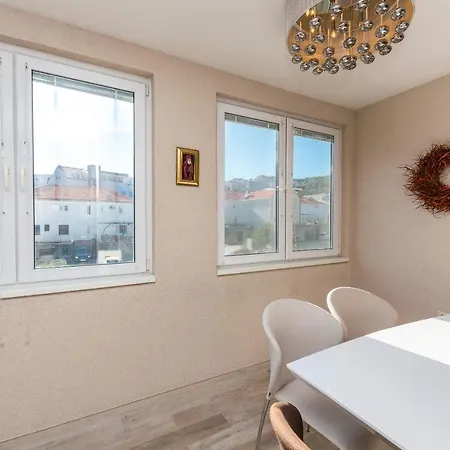 Gloriosa Apartment